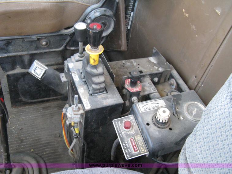 image for item A4345 1992 Ford Aeromax L9000 dump truck