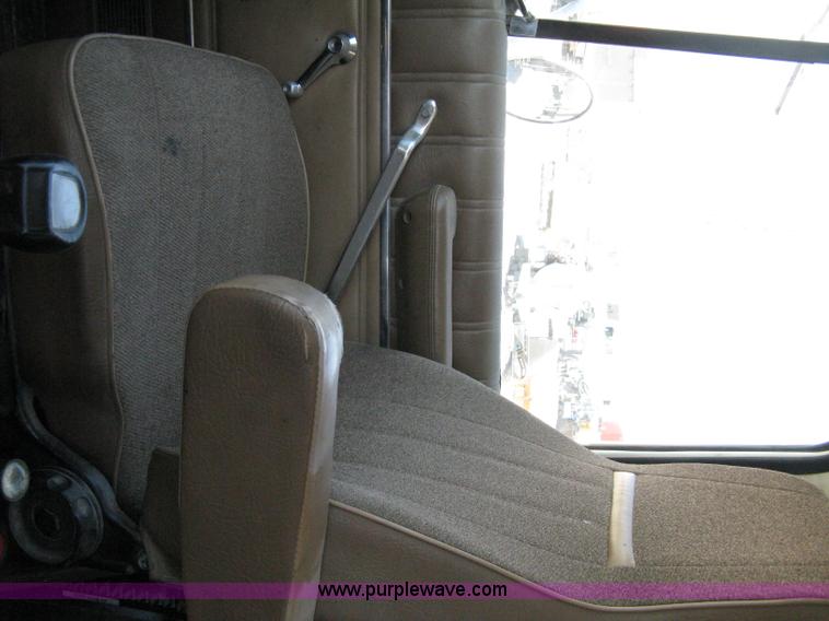 image for item A4345 1992 Ford Aeromax L9000 dump truck