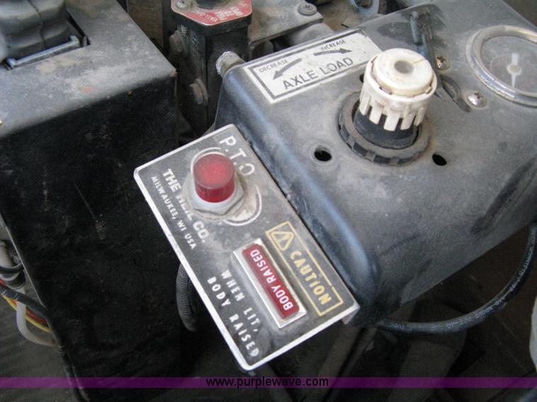 image for item A4345 1992 Ford Aeromax L9000 dump truck