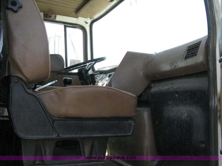 image for item A4345 1992 Ford Aeromax L9000 dump truck