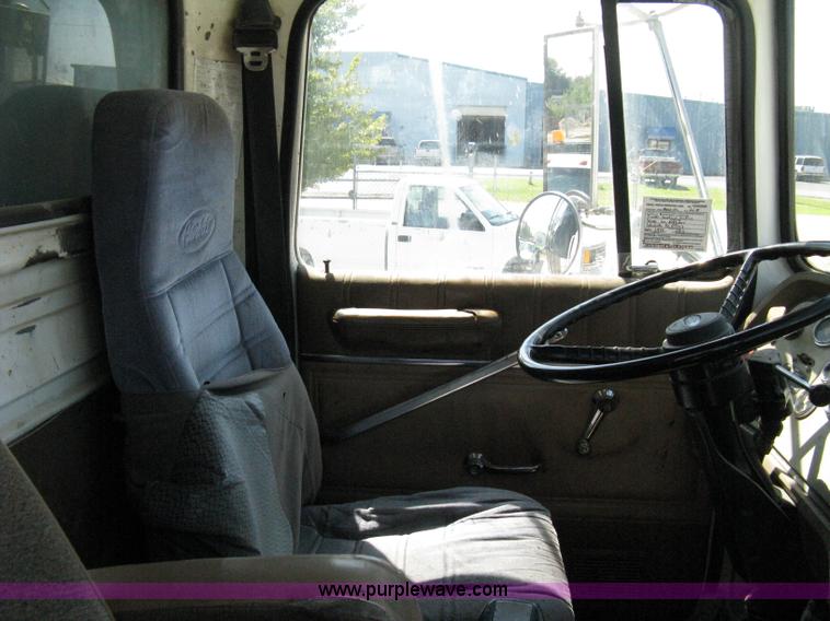 image for item A4345 1992 Ford Aeromax L9000 dump truck