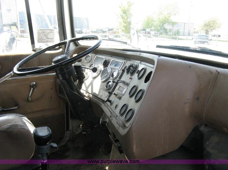 image for item A4345 1992 Ford Aeromax L9000 dump truck