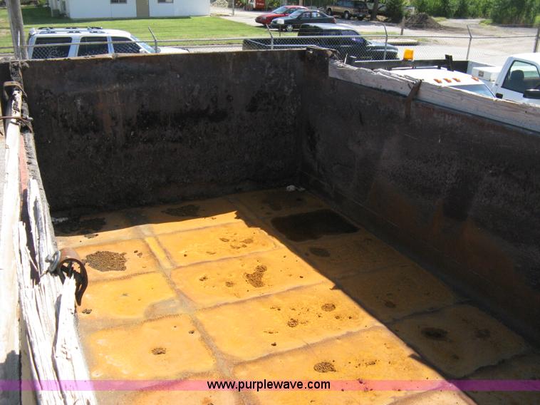 image for item A4345 1992 Ford Aeromax L9000 dump truck