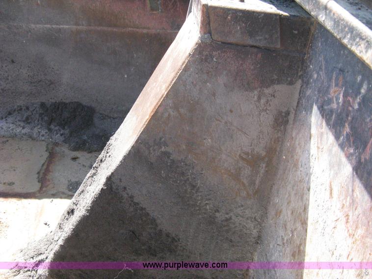 image for item A4345 1992 Ford Aeromax L9000 dump truck