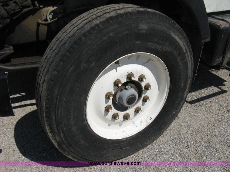 image for item A4345 1992 Ford Aeromax L9000 dump truck