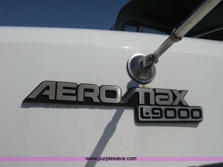 image for item A4345 1992 Ford Aeromax L9000 dump truck