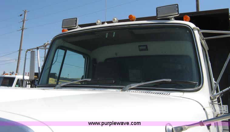 image for item A4345 1992 Ford Aeromax L9000 dump truck