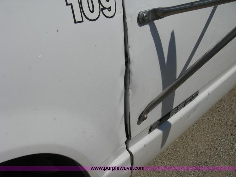 image for item A4348 2000 GMC Sierra C3500 pickup truck