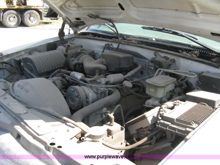 image for item A4348 2000 GMC Sierra C3500 pickup truck