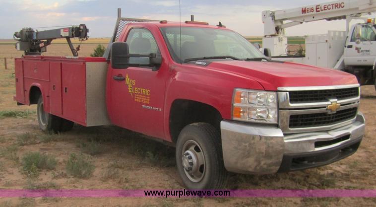 image for item C9755 2007 Chevrolet Silverado K3500HD service pickup truck