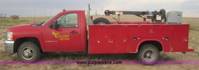 image for item C9755 2007 Chevrolet Silverado K3500HD service pickup truck