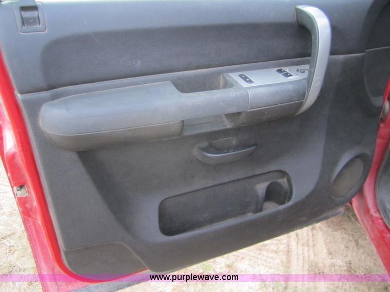 image for item C9755 2007 Chevrolet Silverado K3500HD service pickup truck