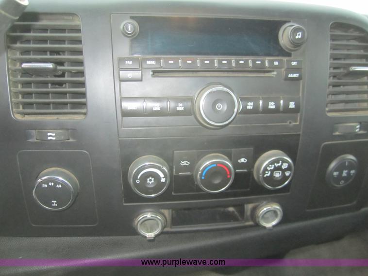 image for item C9755 2007 Chevrolet Silverado K3500HD service pickup truck