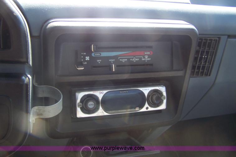 image for item D8513 1989 Ford F350 Custom pickup truck