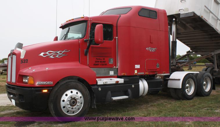 image for item A2351 1995 Kenworth T600 semi truck
