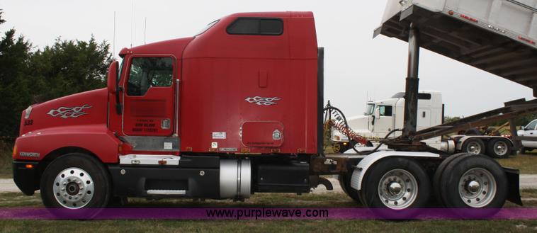 image for item A2351 1995 Kenworth T600 semi truck