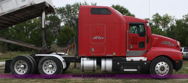 image for item A2351 1995 Kenworth T600 semi truck