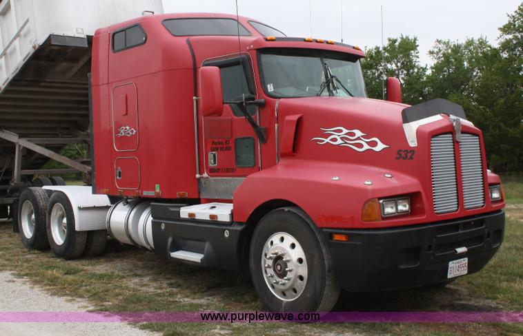 image for item A2351 1995 Kenworth T600 semi truck