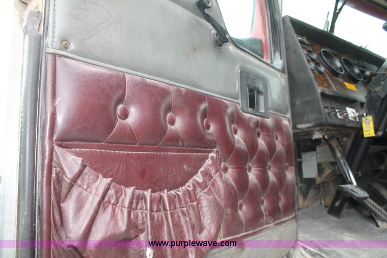 image for item A2351 1995 Kenworth T600 semi truck