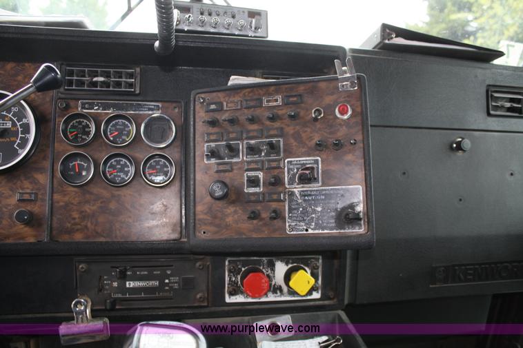 image for item A2351 1995 Kenworth T600 semi truck