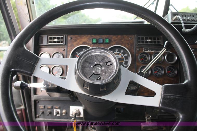 image for item A2351 1995 Kenworth T600 semi truck