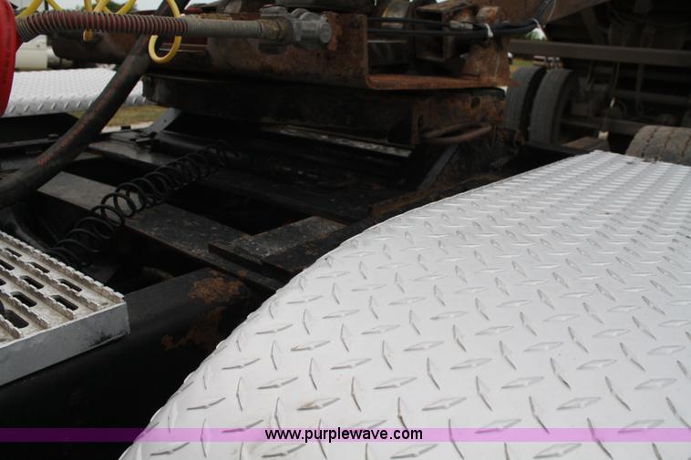 image for item A2351 1995 Kenworth T600 semi truck