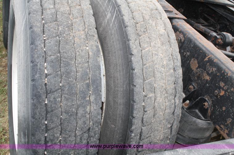 image for item A2351 1995 Kenworth T600 semi truck