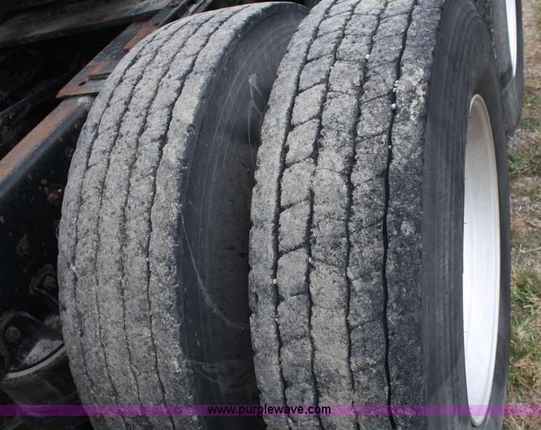 image for item A2351 1995 Kenworth T600 semi truck