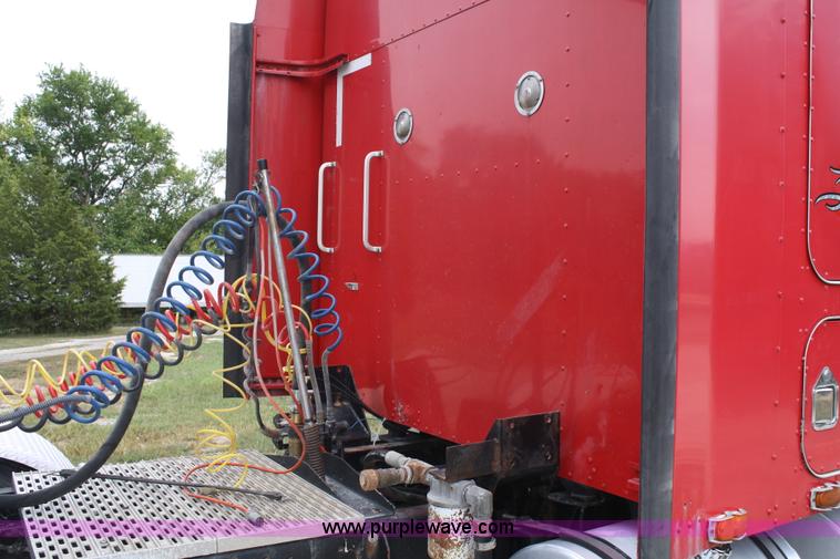 image for item A2351 1995 Kenworth T600 semi truck