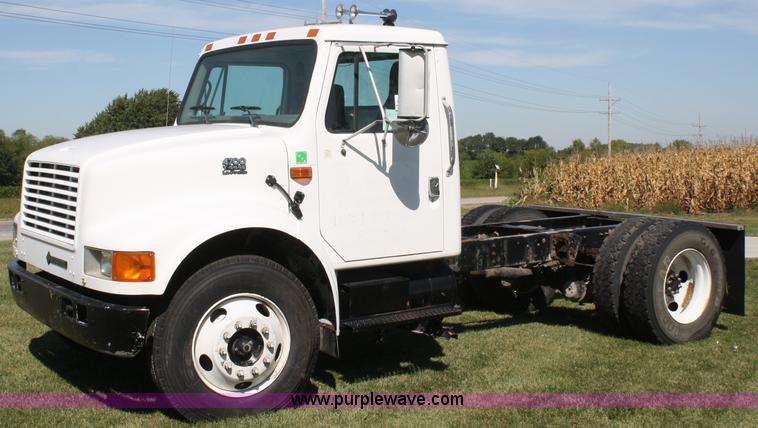 image for item A2371 2001 International 4700 cab and chassis