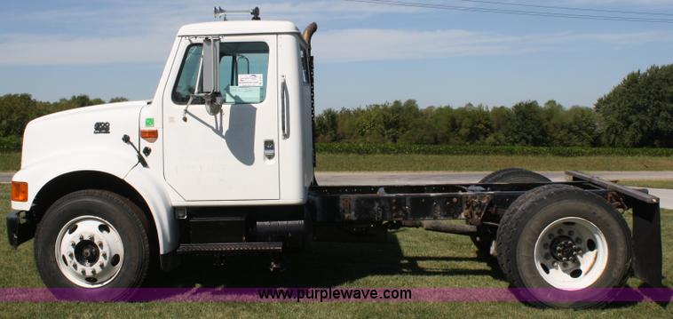 image for item A2371 2001 International 4700 cab and chassis