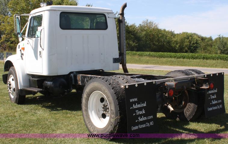 image for item A2371 2001 International 4700 cab and chassis