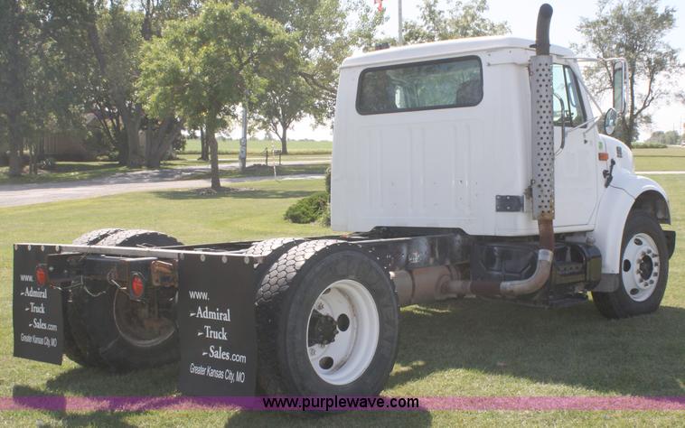 image for item A2371 2001 International 4700 cab and chassis