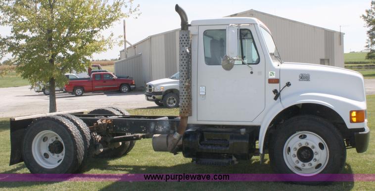 image for item A2371 2001 International 4700 cab and chassis