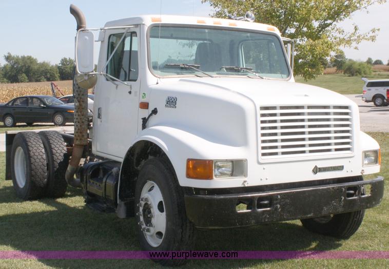 image for item A2371 2001 International 4700 cab and chassis