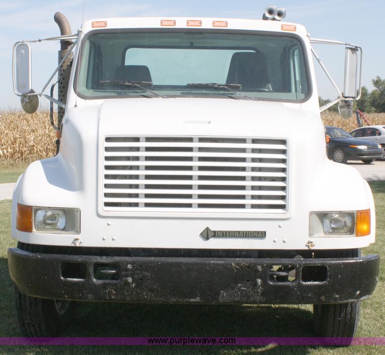 image for item A2371 2001 International 4700 cab and chassis