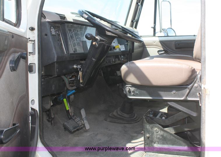 image for item A2371 2001 International 4700 cab and chassis