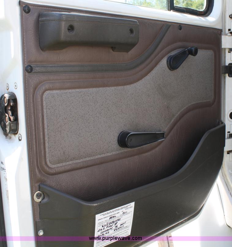 image for item A2371 2001 International 4700 cab and chassis