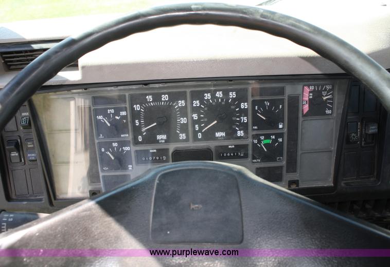 image for item A2371 2001 International 4700 cab and chassis