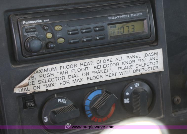 image for item A2371 2001 International 4700 cab and chassis