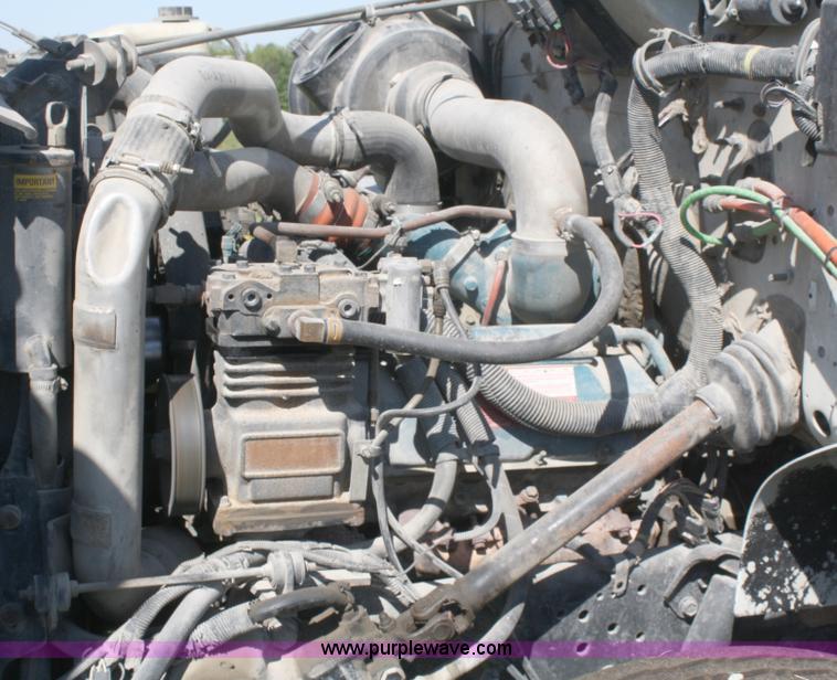 image for item A2371 2001 International 4700 cab and chassis