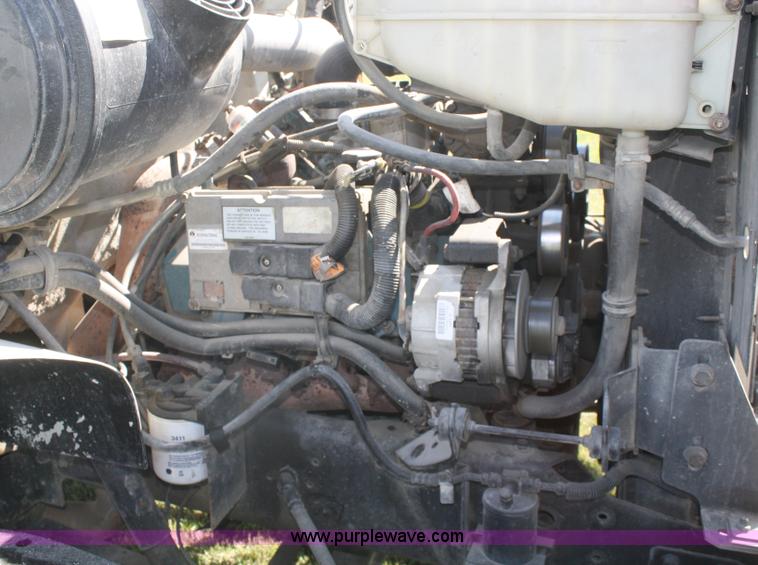 image for item A2371 2001 International 4700 cab and chassis