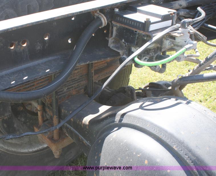 image for item A2371 2001 International 4700 cab and chassis