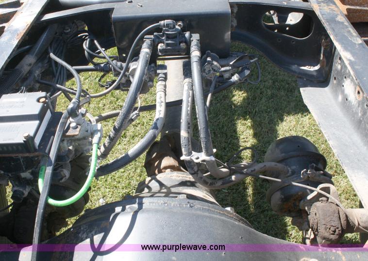 image for item A2371 2001 International 4700 cab and chassis