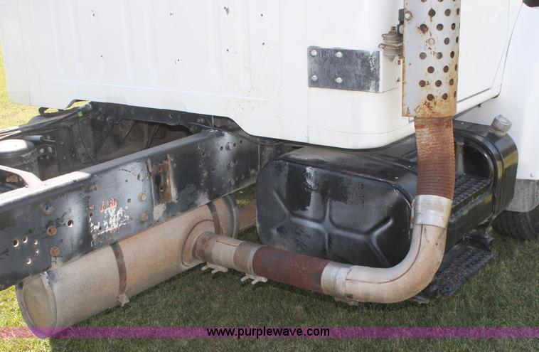 image for item A2371 2001 International 4700 cab and chassis