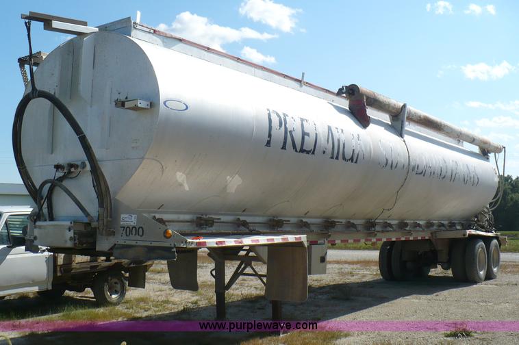 image for item A4882 1998 Ledwell 40' bulk feed trailer