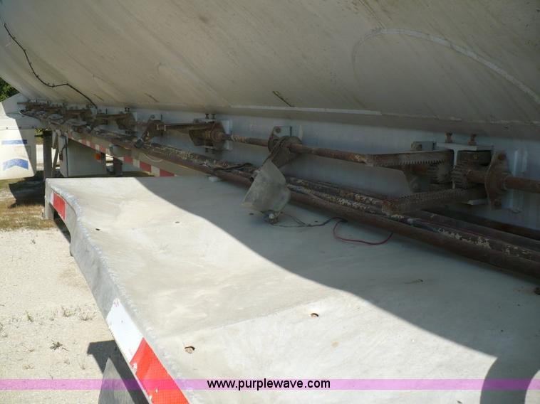 image for item A4882 1998 Ledwell 40' bulk feed trailer