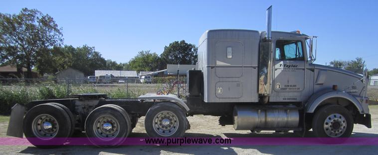 image for item C5036 1995 Kenworth T800 semi truck
