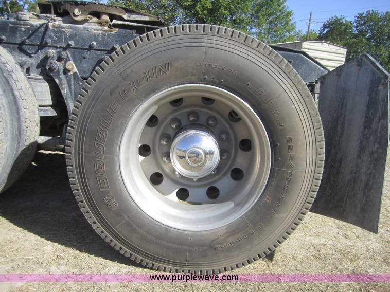 image for item C5036 1995 Kenworth T800 semi truck