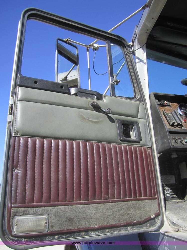 image for item C5036 1995 Kenworth T800 semi truck